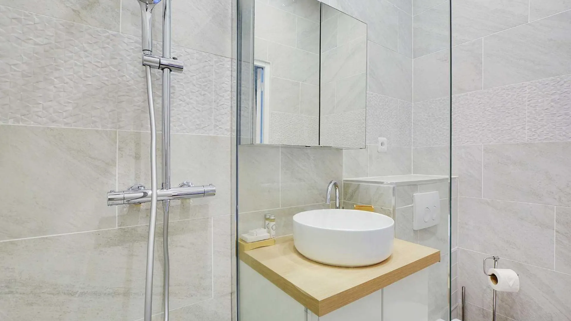 Chic Parisian Retreat Alexandre Dumas 2C Daire